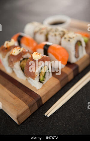 Close-up of sushi assortis set servi sur planche de bois Banque D'Images