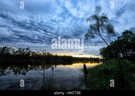 Coucher de soleil sur le fleuve Murray, Merbein, Commune près de Mildura, Victoria, Victoria, Australie Banque D'Images