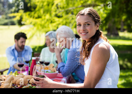 Portrait de belle femme avec un verre de vin rouge dans la région de park Banque D'Images