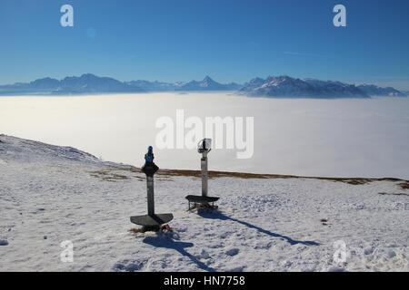 Voir l'affichage de deux télescopes et des alpes. Une couche de brouillard sur la ville de Salzbourg, en Autriche, en Europe. Sur le sommet de la montagne Gaisberg. Banque D'Images