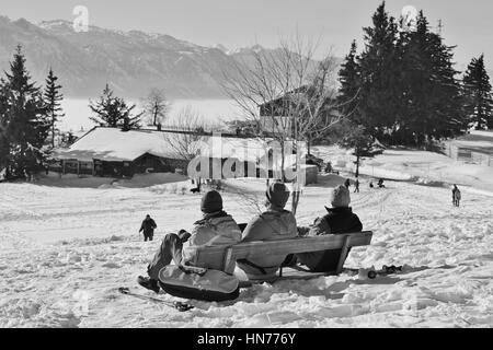 Les gens profiter de la vue panoramique sur les Alpes sur la montagne Gaisberg. Une couche de brouillard se situe sur la ville de Salzbourg. L'Autriche, de l'Europe. Banque D'Images