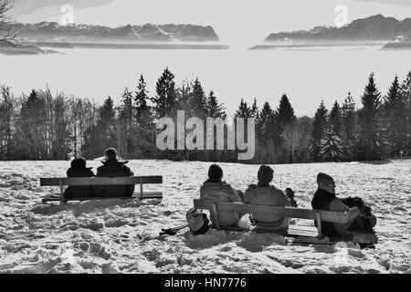 Les gens profiter de la vue panoramique sur les Alpes sur la montagne Gaisberg. Une couche de brouillard se situe sur la ville de Salzbourg. L'Autriche, de l'Europe. Banque D'Images