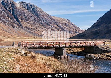 Pont sur River de l'Europe pour Achnambeithash Achtriochtan au Loch Cottage en Ecosse Highland Glen Coe Aonach Eagach UK avec ridge derrière Banque D'Images