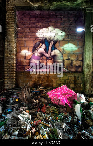 Dans le hall central de l'ancienne fabrique de savon Mira Lanza, au mur est, l'artiste de rue français Seth, peint une murale qui montre un garçon et une fille s'embrassant. Nous supposons qu'ils s'embrassent parce que leurs visages sont couverts par les mains et par un nuage blanc. Le fait que le nuage dans le mur a un défaut de brique qui entre dans la lumière dans le hall pourrait signifie l'amour est un moyen de sortir de l'horrible monde façonné par des adultes. Le titre de l'œuvre est "Omnia vincit Amor" (l'Amour vainc toutes) Banque D'Images