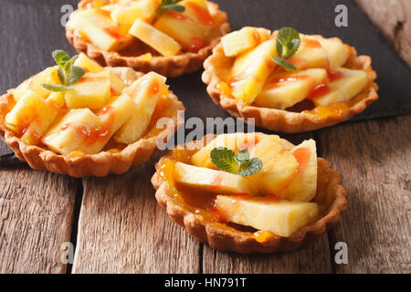 Tarte à l'ananas fraîchement cuits, de confiture et de menthe close-up sur la table horizontale. Banque D'Images