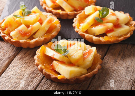 Tartelettes à l'ananas, de confiture et de menthe close-up sur la table horizontale. Banque D'Images