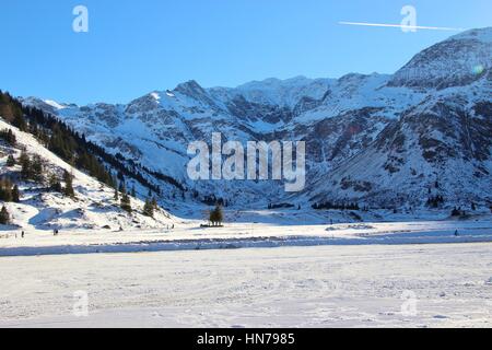 Ski de fond dans les montagnes en hiver, à la tête de la vallée de Gastein, l'Autriche, l'Europe. Dans la région de Sportgastein, Nassfeld, 1500 m AMSL Banque D'Images