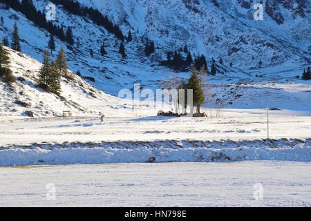 Le ski de fond dans les montagnes en hiver, à la tête de la vallée de Gastein, l'Autriche, l'Europe. dans la région de sportgastein, Nassfeld, 1500 amsl. Banque D'Images