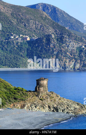 Vue de la tour Martello à l'Albo, avec nona dans la distance, Cap Corse, Corse, France Banque D'Images