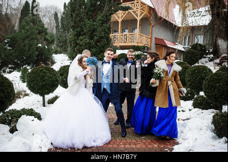 Wedding couple avec demoiselles et meilleur mans s'amuser sur journée d'hiver. Banque D'Images