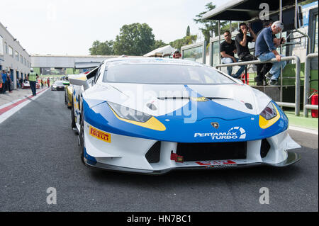 Vallelunga, Rome, Italie. Le 10 septembre 2016. Touring Car Championship, Lamborghini en attente dans la voie des stands avant de commencer Banque D'Images