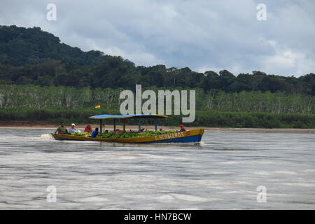 Rivière Beni, Bolivie - 12 MAI : transport des bananes dans la rivière Beni le 15 mai 2015 dans la région de Beni, en Bolivie. Les rivières sont les routes principales en Amazonie Banque D'Images