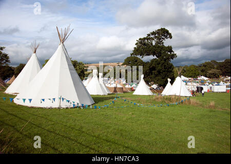 Des tentes et des tipis dans un terrain de camping au Port Eliot Cornwall Festival Banque D'Images