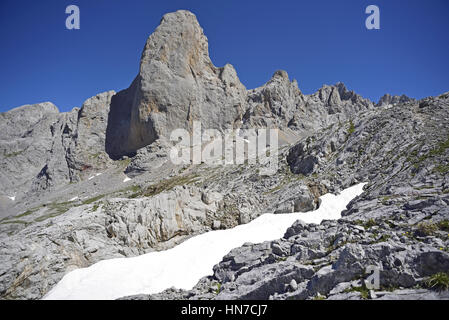 El Naranjo de Bulnes (Picu Urriellu) dans les Picos de Europa, au nord de l'Espagne, vu de dessus le Refugio Ubeda (Refuge de Vega Urriellu) Banque D'Images