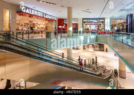 Dubaï, Émirats arabes unis - DEC 5, 2016 : Intérieur du Dubai Mall, plus grand centre commercial au monde. Emirats Arabes Unis, Moyen Orient Banque D'Images