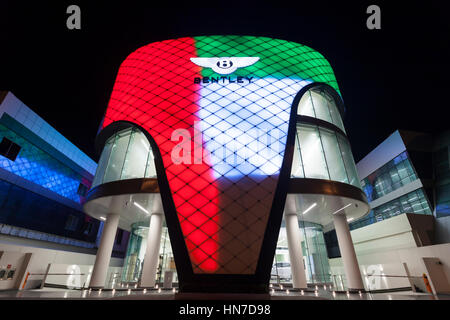 Dubaï, Émirats arabes unis - DEC 5, 2016 : Bentley concessionnaire à Dubaï - Al Habtoor Motors est éclairée la nuit. Dubaï, Émirats Arabes Unis Banque D'Images