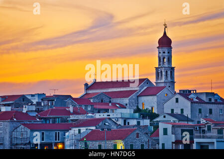 Ville de Betina skyline at sunset, repères méditerranéens sur l''île de Murter, Dalmatie, Croatie Banque D'Images