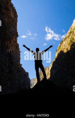 Succès réalisation ossature la randonnée ou l'escalade, concept d'entreprise avec l'homme de célébrer avec les bras soulevé tendus. Gorges de Samaria canyon au CRE Banque D'Images