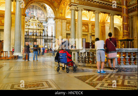 À l'INTÉRIEUR DE LA BASILIQUE DE SANTA MARIA MAGGIORE, LE CENTRE HISTORIQUE DE ROME, ITALIE. Banque D'Images