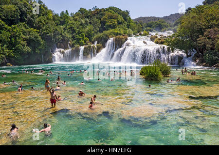 Le parc national de Krka, CROATIE - Juillet 10, 2016 : de nombreux touristes se baigner dans la rivière Krka dans le Parc National de Krka en Croatie. C'est l'un des plus famo Banque D'Images