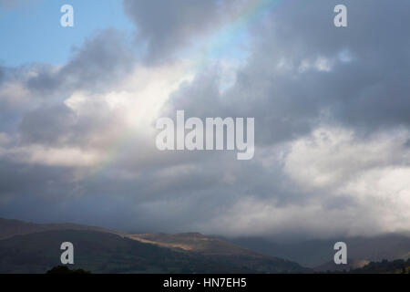 Les nuages de tempête et arc-en passant sur le lac Windermere Cumbria England District Banque D'Images