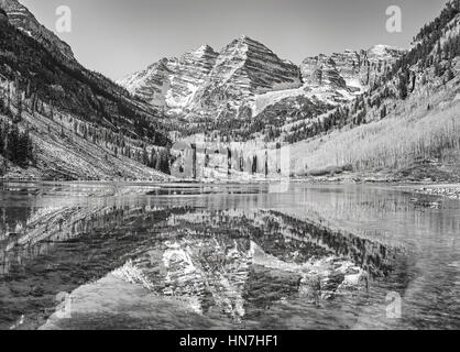 Photo noir et blanc de Maroon Bells reflété dans le lac d'Aspen, dans le Colorado, aux Etats-Unis. Banque D'Images