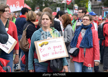 Les participants de la manifestation nationale contre la politique actuelle portent des slogans et des croquis montrant gouvernement échoue pendant leur marche le jeudi, se Banque D'Images