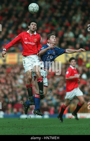 RYAN GIGGS & CHRIS MAKIN MANCHESTER UTD V OLDHAM FC 05 Avril 1994 Banque D'Images