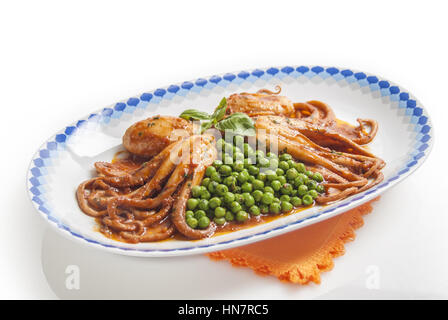 Poulpe bébé en sauce tomate avec des petits pois Banque D'Images