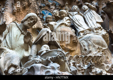 Statues de la Vierge Marie, Joseph et l'enfant Jésus, à l'avant de la Sagrada Familia, Barcelone, Espagne. Banque D'Images