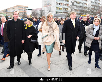 Leipzig, Allemagne. 09Th Feb 2017. Le couple royal néerlandais Willem-Alexander et Maxima visitez le distric de Gruenau, lors d'une visite à Leipzig, Allemagne, 09 février 2017. Le maire de Leipzig Burkhard Jung (SPD) marche vers la gauche. Photo : Jens Kalaene/dpa/Alamy Live News Banque D'Images