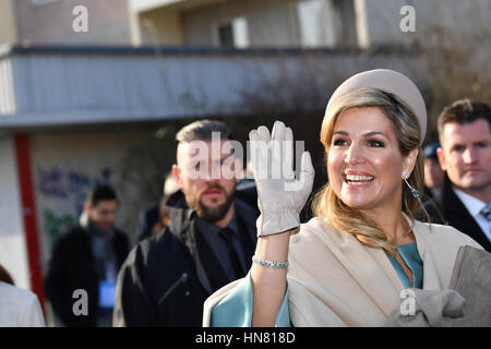 Leipzig, Allemagne. 09Th Feb 2017. La reine néerlandaise maxima des vagues dans le district de Gruenau à Leipzig, Allemagne, 09 février 2017. Le maire de Leipzig Burkhard Jung (SPD) marche vers la gauche. Photo : Jens Kalaene/dpa/Alamy Live News Banque D'Images