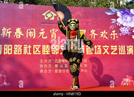 Hefei, Chine. Feb 9, 2017. Un acteur exécute visage change à une foire du temple à Hefei, Chine de l'est la province de l'Anhui, le 9 février, pour célébrer la Fête des lanternes qui tombe le 11 février cette année. Diverses représentations populaires y compris le visage changeant de l'opéra de Sichuan, peut être vu au cours de l'activité. Crédit : SIPA Asie/ZUMA/Alamy Fil Live News Banque D'Images