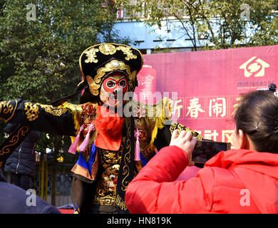 Hefei, Chine. Feb 9, 2017. Un acteur exécute visage change à une foire du temple à Hefei, Chine de l'est la province de l'Anhui, le 9 février, pour célébrer la Fête des lanternes qui tombe le 11 février cette année. Diverses représentations populaires y compris le visage changeant de l'opéra de Sichuan, peut être vu au cours de l'activité. Crédit : SIPA Asie/ZUMA/Alamy Fil Live News Banque D'Images