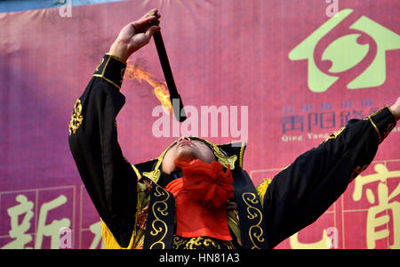 Hefei, Chine. Feb 9, 2017. Un artiste interprète ou exécutant souffle les flammes lors d'une foire du temple à Hefei, Chine de l'est la province de l'Anhui, le 9 février, pour célébrer la Fête des lanternes qui tombe le 11 février cette année. Diverses représentations populaires y compris le visage changeant de l'opéra de Sichuan, peut être vu au cours de l'activité. Crédit : SIPA Asie/ZUMA/Alamy Fil Live News Banque D'Images