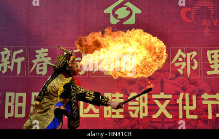 Hefei, Chine. Feb 9, 2017. Un artiste interprète ou exécutant souffle les flammes lors d'une foire du temple à Hefei, Chine de l'est la province de l'Anhui, le 9 février, pour célébrer la Fête des lanternes qui tombe le 11 février cette année. Diverses représentations populaires y compris le visage changeant de l'opéra de Sichuan, peut être vu au cours de l'activité. Crédit : SIPA Asie/ZUMA/Alamy Fil Live News Banque D'Images