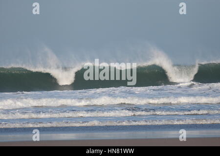 Newquay, Cornwall, UK. Feb 9, 2017. Les vents froids forts blow back les hautes vagues sur la côte nord de Cornwall sur la plage de Fistral. Credit : Nicholas Burningham/Alamy Live News Banque D'Images