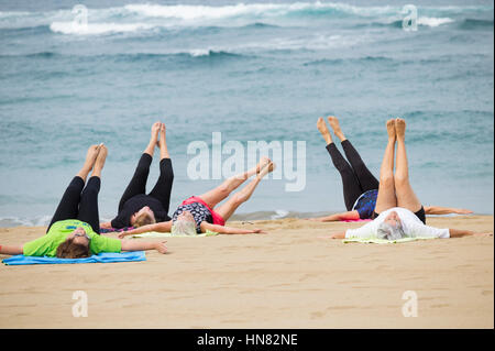 Les retraités de se tenir en forme classe sur beach en Espagne Banque D'Images