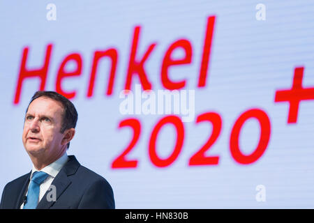 Düsseldorf, Allemagne. 17 novembre, 2016. Hans van Bylen, PDG de la multinationale allemande Henkel, préoccupation expose sa vision de la situation financière et les priorités stratégiques de l'entreprise en tant qu'il avance à Duesseldorf, Allemagne, 17 novembre 2016. Photo : Rolf Vennenbernd/dpa | dans le monde d'utilisation/dpa/Alamy Live News Banque D'Images