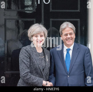 Londres, Royaume-Uni. Feb 9, 2017. Le premier ministre peut l'Italien Paolo Gentiloni PM accueille à l'extérieur de 10 Downing Street Crédit : Ian Davidson/Alamy Live News Banque D'Images