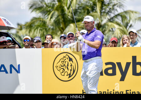 Kuala Lumpur, Malaisie. Feb 9, 2017. Lee Westwood de l'Angleterre joue un coup au cours de la première journée du Championnat du Portugal : Madère Malaisie au Saujana Golf Club le 9 février 2017 à Kuala Lumpur, Malaisie. Crédit : Chris Jung/ZUMA/Alamy Fil Live News Banque D'Images