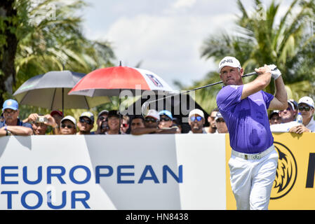 Kuala Lumpur, Malaisie. Feb 9, 2017. Lee Westwood de l'Angleterre joue un coup au cours de la première journée du Championnat du Portugal : Madère Malaisie au Saujana Golf Club le 9 février 2017 à Kuala Lumpur, Malaisie. Crédit : Chris Jung/ZUMA/Alamy Fil Live News Banque D'Images