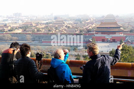 Beijing, Chine. Feb 8, 2017. Les gens regardent le musée du palais au Parc Jingshan à Beijing, capitale de Chine, le 8 février 2017. Pékin a renforcé la protection des sites culturels au cours des dernières années, visant à améliorer l'environnement pour les personnes qui vivent et voyagent. Crédit : Li Xin/Xinhua/Alamy Live News Banque D'Images