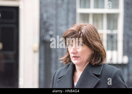 Londres, Royaume-Uni. 9 février 2017. Par contre des manifestants une pétition au 10 Downing Street, contre la fermeture de l'unité cardiaque Enfants Glenfields. Avec MP Nicky Morgan Crédit : Ian Davidson/Alamy Live News Banque D'Images