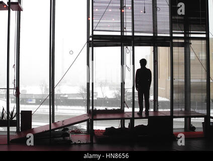 New York, USA. 09Th Feb 2017. Un artiste dans une performance au Whitney Museum de New York, USA, 09 février 2017. Les artistes l'intention de passer dix jours dans un petit espace clôturé avec des murs de verre. Photo : Johannes Schmitt-Tegge/dpa/Alamy Live News Banque D'Images