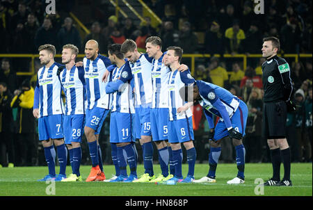 Parc Signal Iduna Dortmund, Allemagne. 8 Février, 2017. German football cup DFB-Pokal 2016/17 ronde de 16 ans, Borussia Dortmund (BVB) vs Hertha BSC --- L'équipe de Berlin au cours de tirs Crédit : kolvenbach/Alamy Live News Banque D'Images