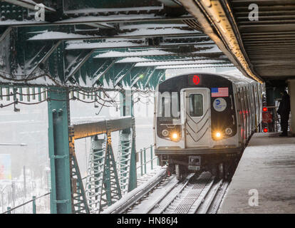 New York, USA. 09Th Feb 2017. Une ligne d'Astoria train arrive à la station Queensboro Plaza à New York lors de la première tempête hivernale de la saison le Jeudi, Février 9, 2017. Les météorologues prévoient entre 8 et 14 pouces de neige dans la région de la ville de New York. La Metropolitan Transportation Authority n'a pas eu d'importants retards et les trains continuent de fonctionner. Crédit : Richard Levine/Alamy Live News Banque D'Images