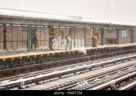 Brooklyn, New York City, USA. Feb 9, 2017. Les travailleurs MTA pelleter la neige au large de la plate-forme d train 71st Street Le 9 février 2017. Credit : Jimmy Qiu/Alamy Live News Banque D'Images