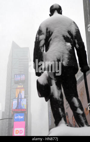 New York, USA. Feb 9, 2017. Statue du dramaturge américain George Michael Cohan est vu couvert de neige sur Times Square à New York, États-Unis, le 9 février 2017. Une puissante tempête a apporté beaucoup de neige et des vents pour le nord-est des États-Unis le jeudi, la création de conditions routières dangereuses et en laissant les écoles et les entreprises fermées. Crédit : Li Rui/Xinhua/Alamy Live News Banque D'Images