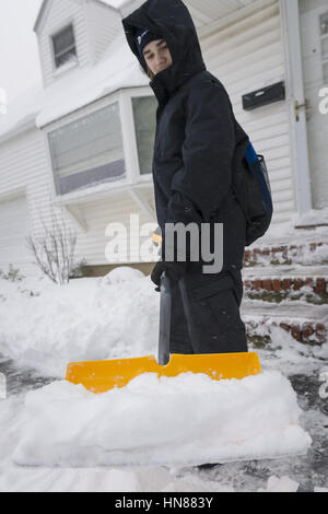 Merrick, New York, USA. Feb 9, 2017. Teen boy, un jeune de 14 ans de Merrick, volontaires pour montrer à la pelle pour aider son voisin, voisin des hauts comme tempête de slams dans Long Island, le dumping de plus de 12 pouces de neige au baguage sur certaines zones. La tempête de neige et blizzard avertissements ont été émis, et Gov. Cuomo a encouragé les automobilistes à rester à l'écart des routes, pour réduire les conditions de voile blanc faire visibilité faible, et beaucoup de neige et les vents. Credit : Ann Parry/ZUMA/Alamy Fil Live News Banque D'Images